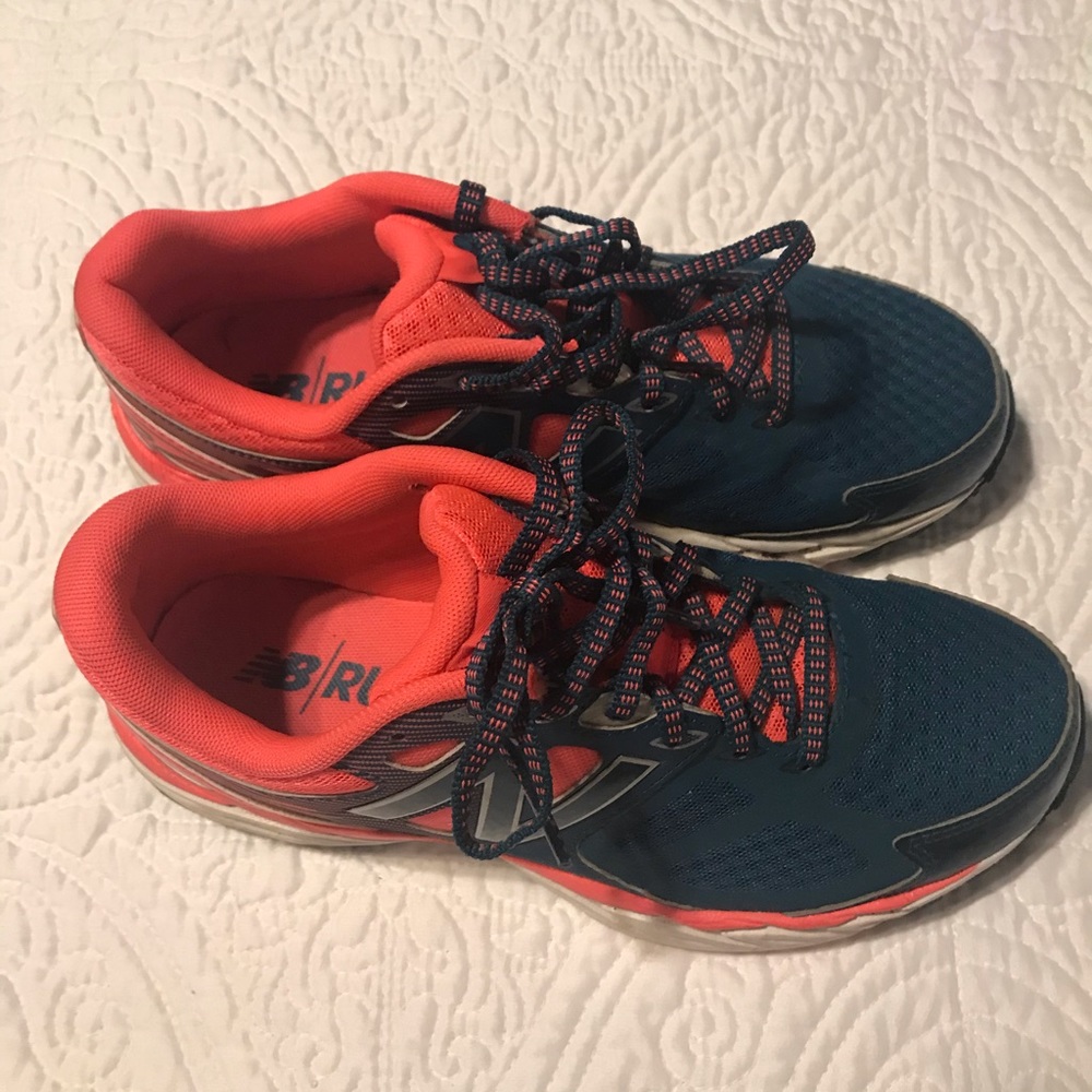 Tennis shoes